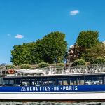 Une Vedette de Paris devant la Tour Eiffel