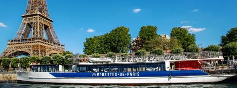 Une Vedette de Paris devant la Tour Eiffel