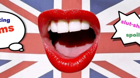 Une bouche devant un drapeau anglais