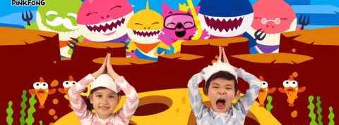 babyshark deux enfants dans un dessin animé avec des requins