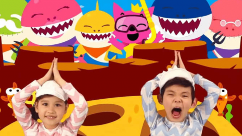 deux enfants dans un dessin animé avec des requins