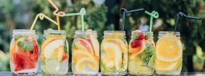 Bocaux maisons en verre remplis de jus avec des fruits