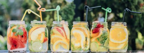 Selon une étude, l'eau n'est pas la boisson la plus hydratante Bocaux maisons en verre remplis de jus avec des fruits
