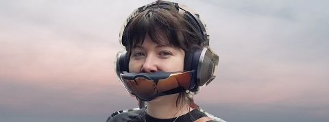 L’atmosphère apocalyptique à New York fait de la pub au masque futuriste (et pas si utile) de Dyson Jeune femme portant un casque Dyson