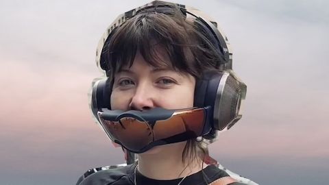 Jeune femme portant un casque Dyson
