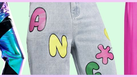 Trois paires de pantalons sur un fond vert