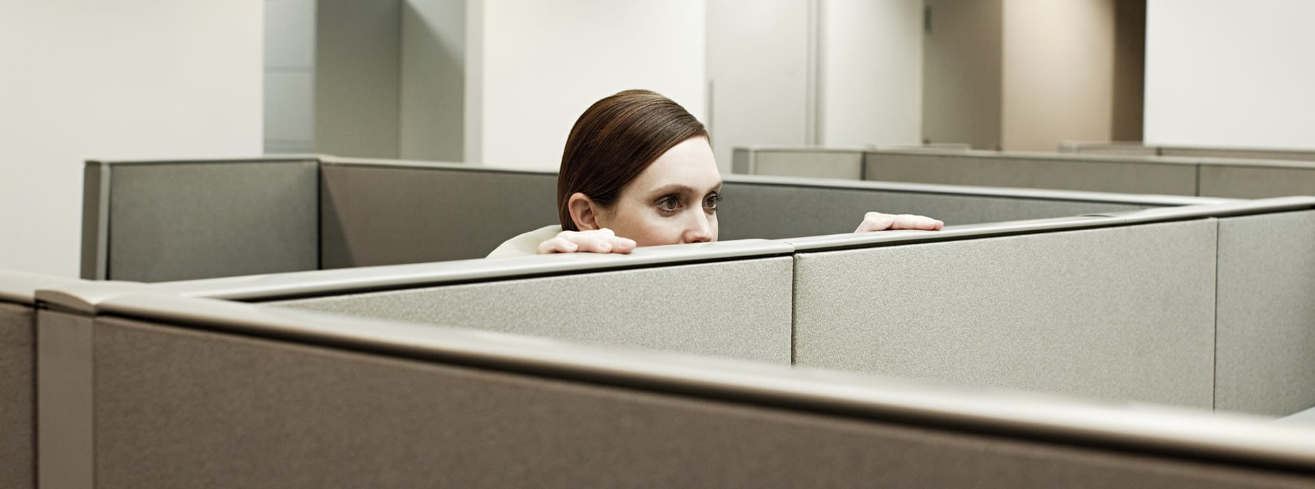 Femme effrayée dans un bureau de cabines de calls