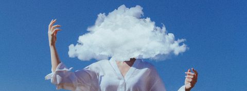 La tête dans Le Khaos Une femme avec un visage-nuage