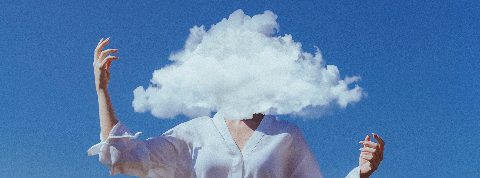 Une femme avec un visage-nuage