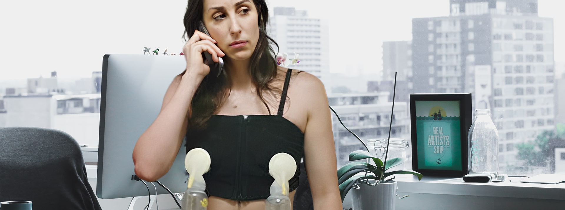 femme tirant son mait dans son bureau - L'ADN