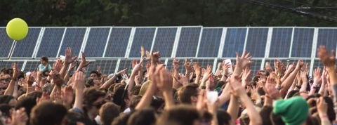 WE LOVE GREEN, l'écologie comme étendard Festivalier devant des panneaux solaires