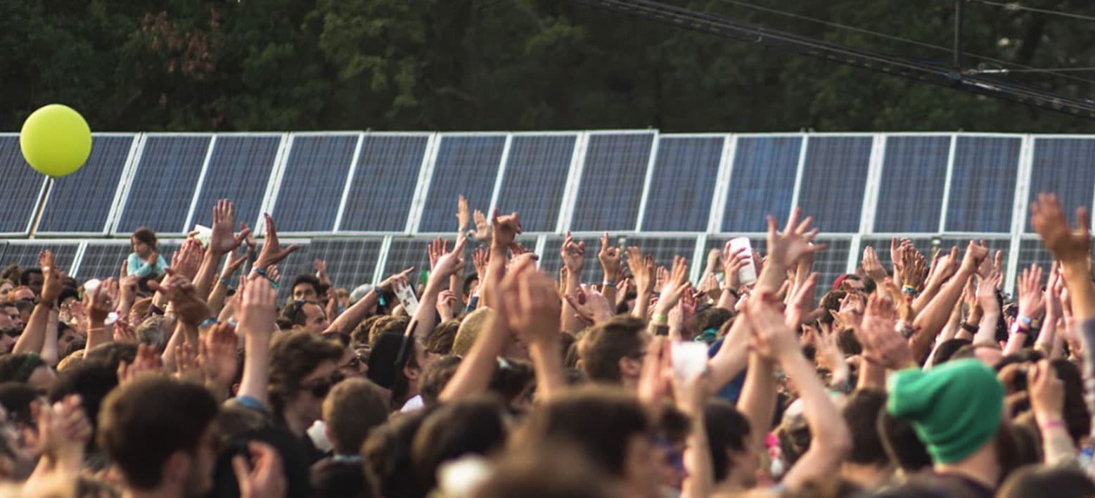 WE LOVE GREEN, l'écologie comme étendard - L'ADN Festivalier devant des panneaux solaires