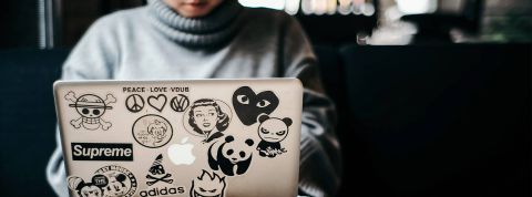 Je ne sais pas si tu as vu mon dernier mail », la phrase la plus détestée des Internets Fille sur ordi portable