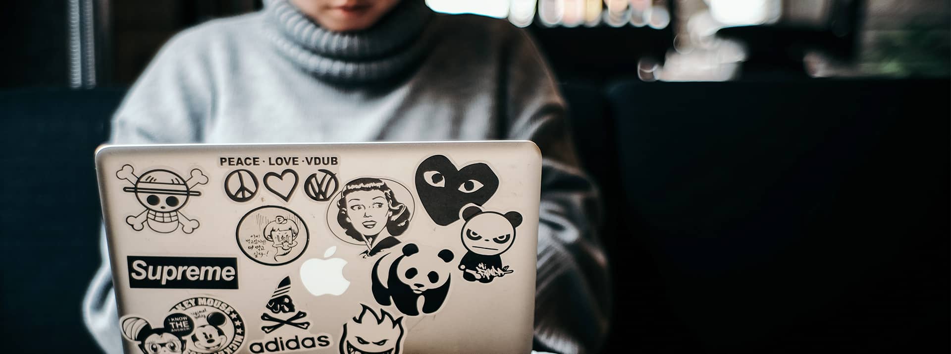 Fille sur ordi portable