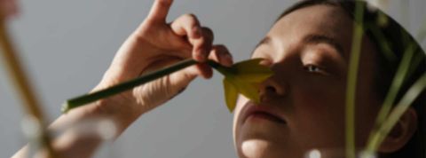 jeune-fille-sent-fleur jeune-fille-sent-fleur