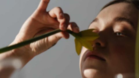 jeune-fille-sent-fleur jeune-fille-sent-fleur
