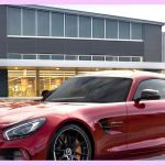Une Mercedes rouge garée devant Aldi