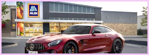 Une Mercedes rouge garée devant Aldi