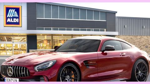 Une Mercedes rouge garée devant Aldi