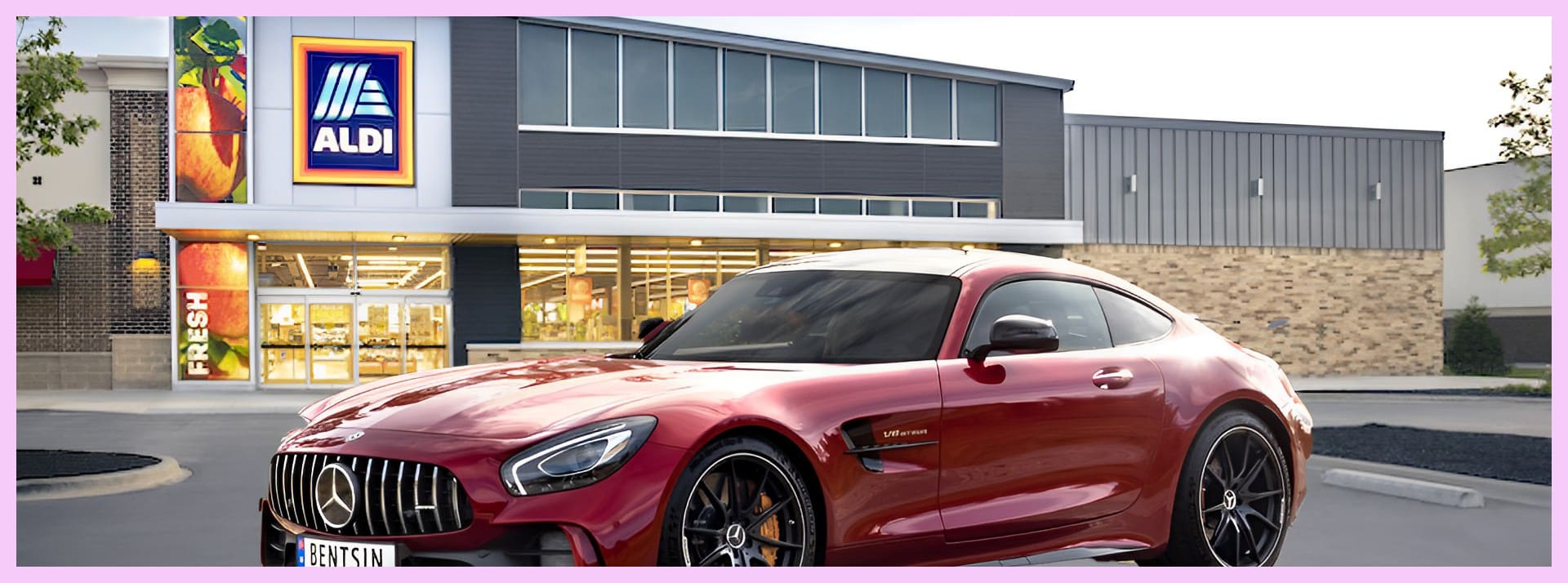 Une Mercedes rouge garée devant Aldi
