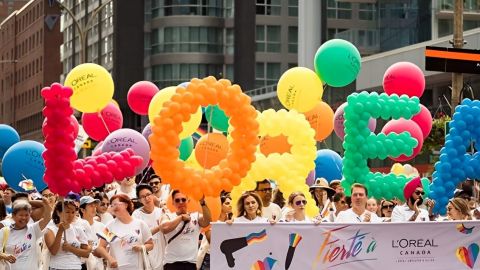 Ballon au nom de la marque L'Oreal aux couleurs LGBT+