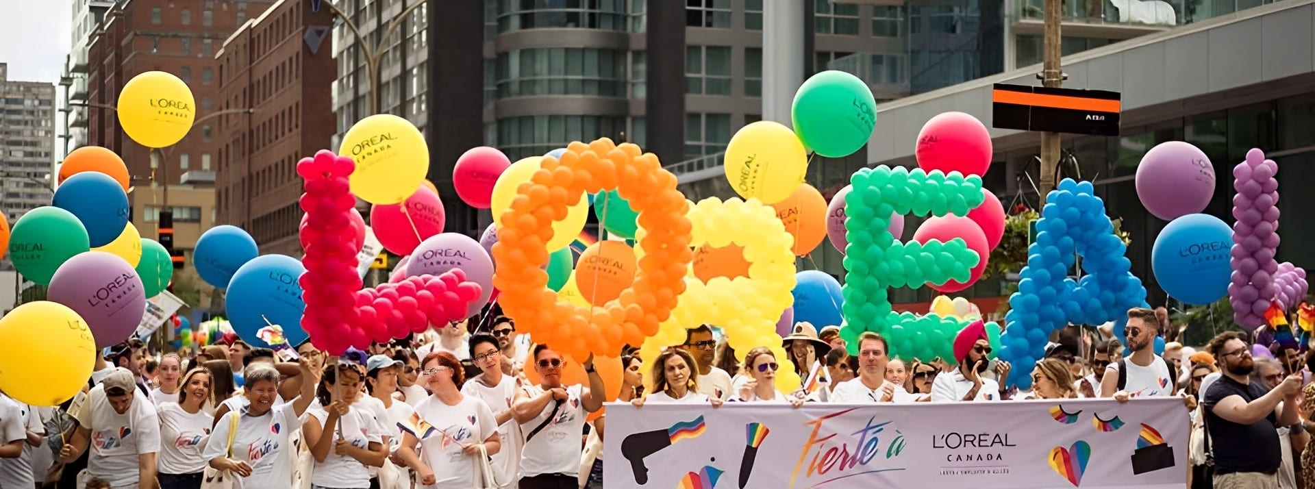 Ballon au nom de la marque L'Oreal aux couleurs LGBT+