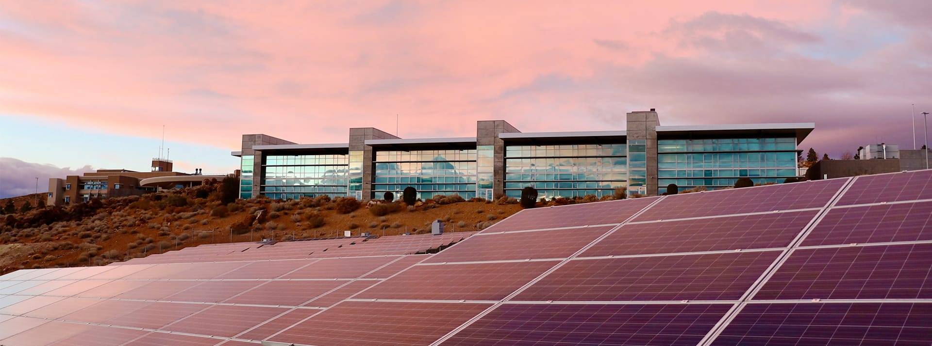 Le monde dépense (enfin) plus dans le solaire que dans la production de pétrole Panneaux solaires sunset