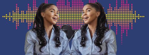 radio-AI Deux femmes métisses identiques proches d'un micro
