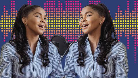 Deux femmes métisses identiques proches d'un micro