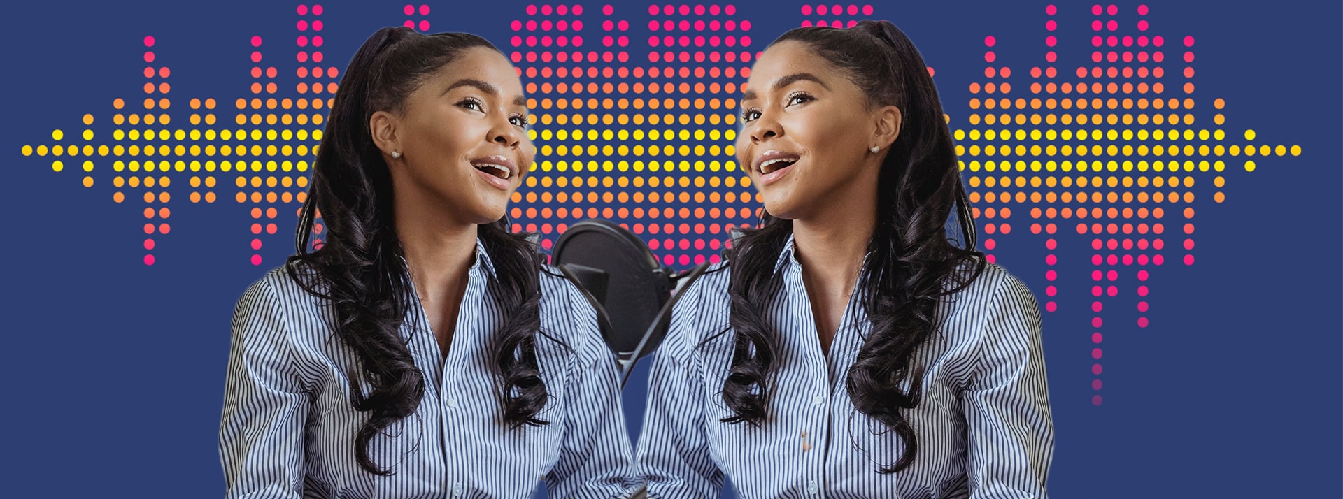 Deux femmes métisses identiques proches d'un micro