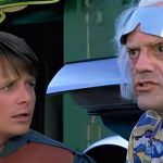 jeune homme parlant à un vieil homme