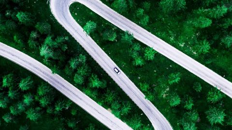 route qui passe a travers la foret