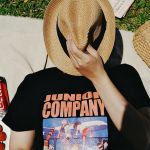 Scène de picnic: femme avec chapeau de paille sur le visage