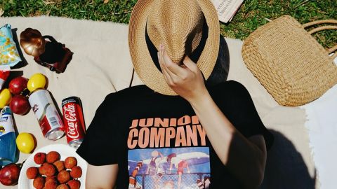 Scène de picnic: femme avec chapeau de paille sur le visage