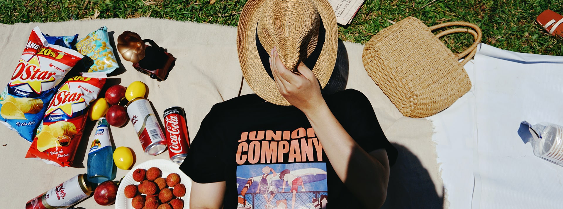 La transition alimentaire : batailles d'influence et convergence des luttes Scène de picnic: femme avec chapeau de paille sur le visage