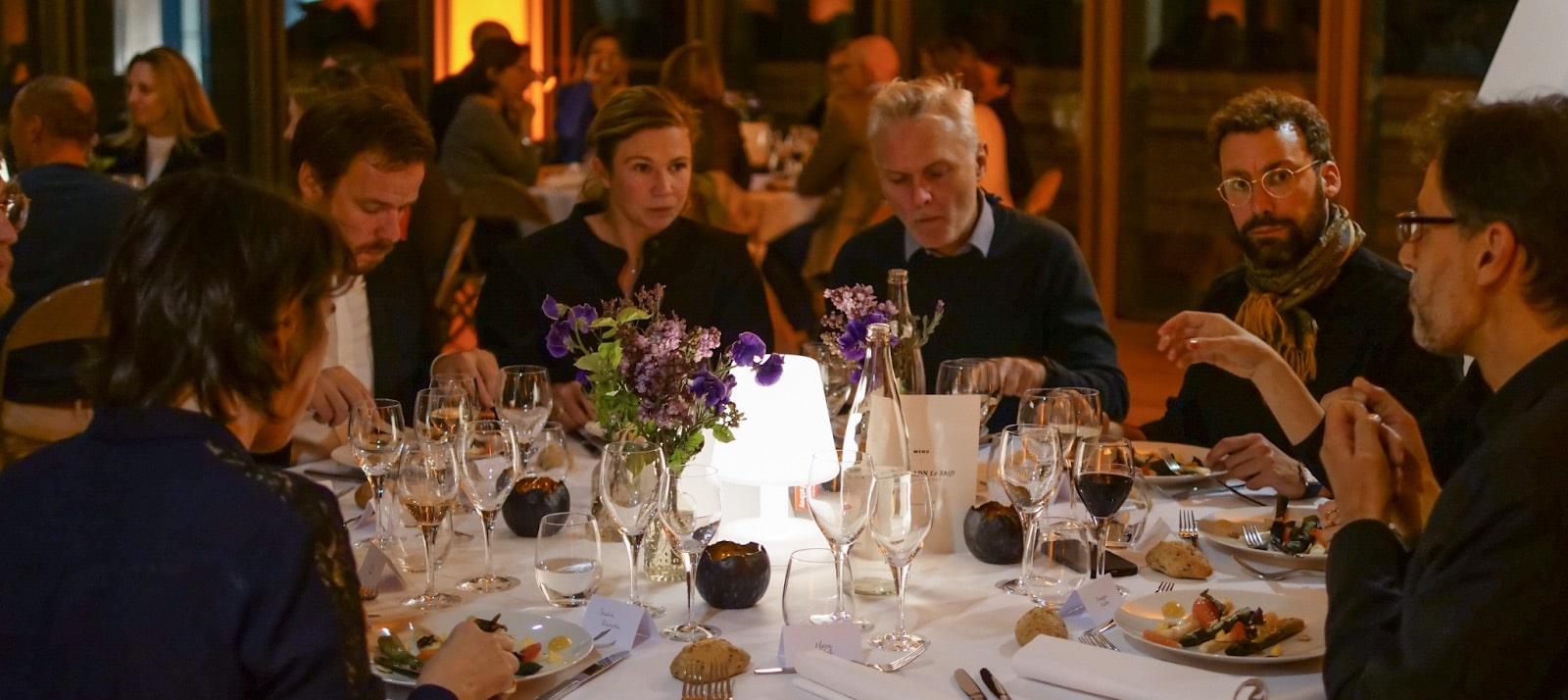 soiree 27 juin shift six personnes dînent autour d'une table ronde