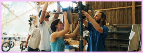 Reprendre le contrôle grâce aux low tech Un groupe de jeune en train de bricoler