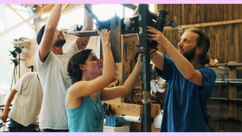 Un groupe de jeune en train de bricoler