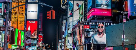 Pour le secteur de la com' aussi, il faut réguler les IA Time square la nuit