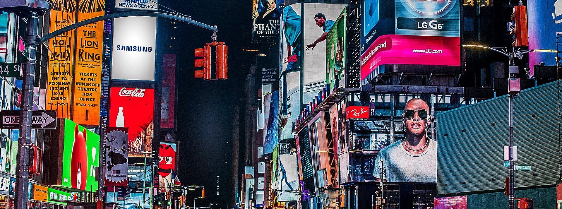 Pour le secteur de la com' aussi, il faut réguler les IA - L'ADN Time square la nuit