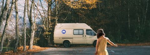Petite fille en robe d'été devant un van blanc avec logo Discord