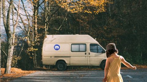 Petite fille en robe d'été devant un van blanc avec logo Discord