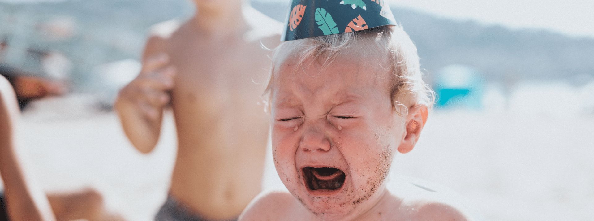 Bébés d'influenceurs : le pire métier du monde - L'ADN Un bébé pleur porte un chapeau d'anniversaire