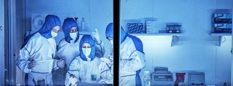 Néandertal Des femmes et hommes en blouse blanche dans un laboratoire