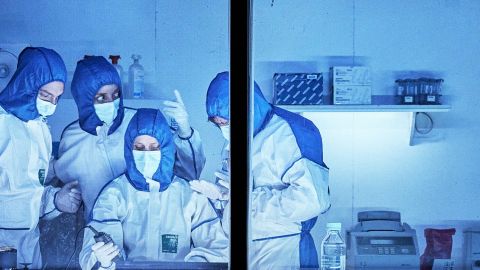 Des femmes et hommes en blouse blanche dans un laboratoire