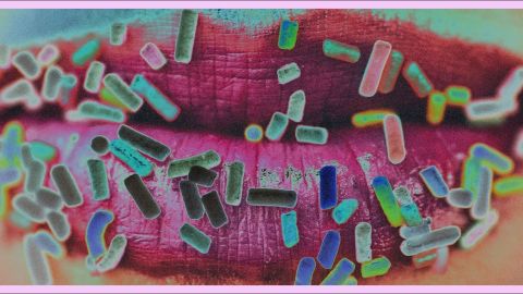 Bouche avec paillettes multicolores