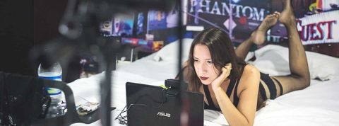 « Camgirl Chronicles », plongée dans l’enfer de l’industrie du cybersexe Une camgirl sur son lit