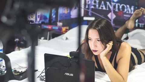 Une camgirl sur son lit