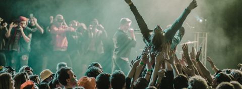 Ticketmaster : pourquoi la plateforme est détestée des fans Une foule dans un concert