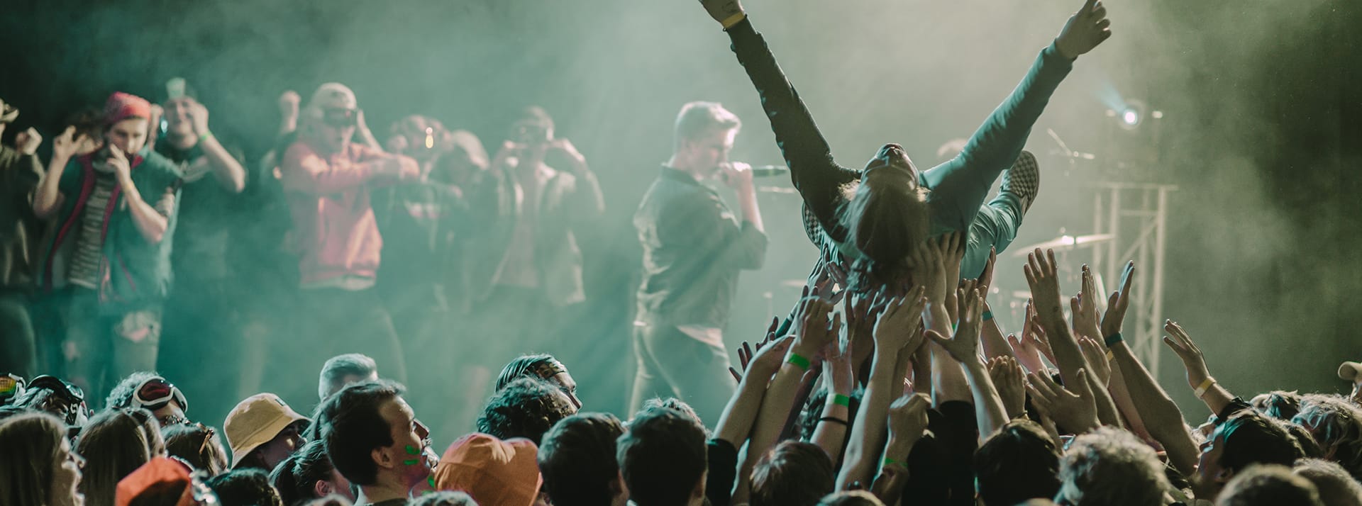 Ticketmaster : pourquoi la plateforme est détestée des fans - L'ADN Une foule dans un concert